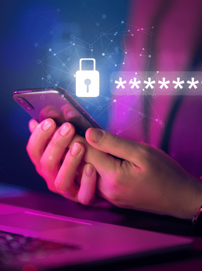 Imagem de mão segurando um celular e um cadeado, dando a entender segurança de dados